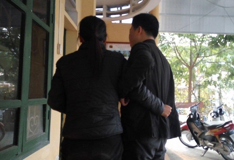 Canh sat giai cuu nu cong chuc dinh nhay cau Thang Long hinh anh