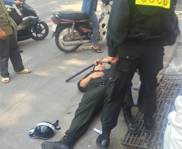 Nam sinh nghien 'co My' tong thang xe vao canh sat co dong hinh anh