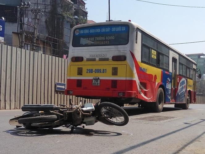 Va cham xe buyt, nam thanh nien tu vong hinh anh