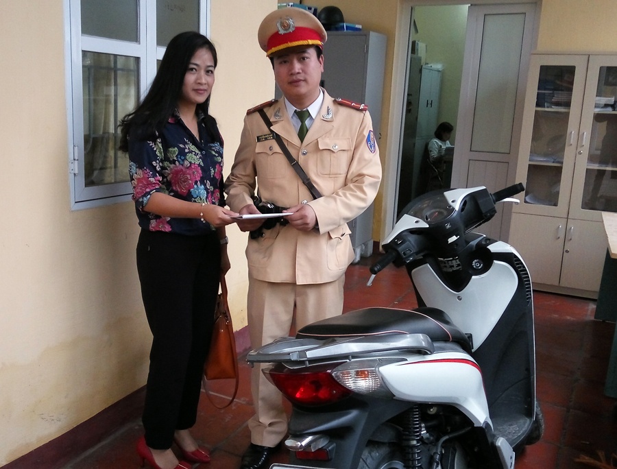 Nu canh sat nhan lai xe SH sau 3 nam mat trom hinh anh