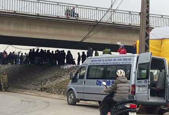 Cha 66 tuoi nhay xuong song cuu con tu tu hinh anh