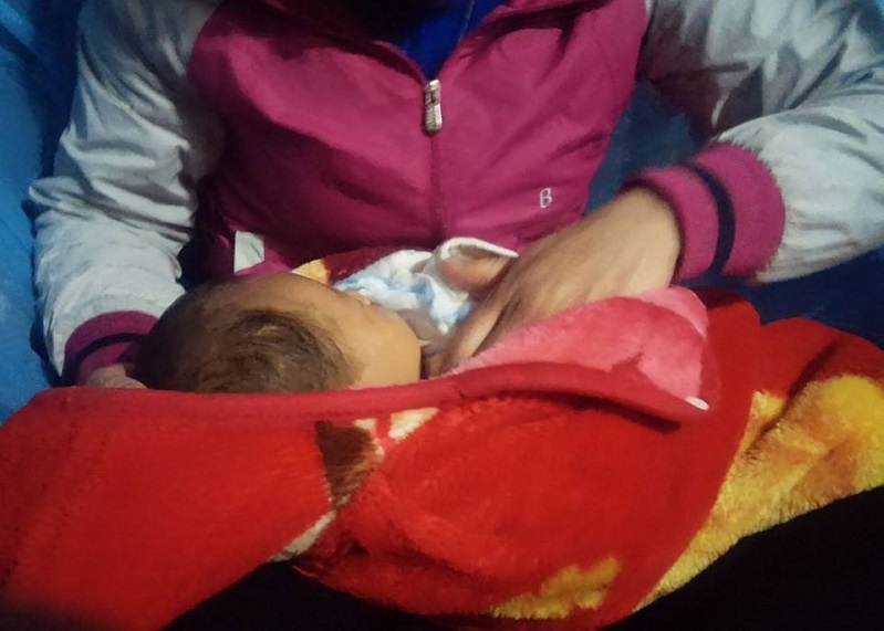 Be so sinh bi bo roi truoc cua hang tap hoa hinh anh