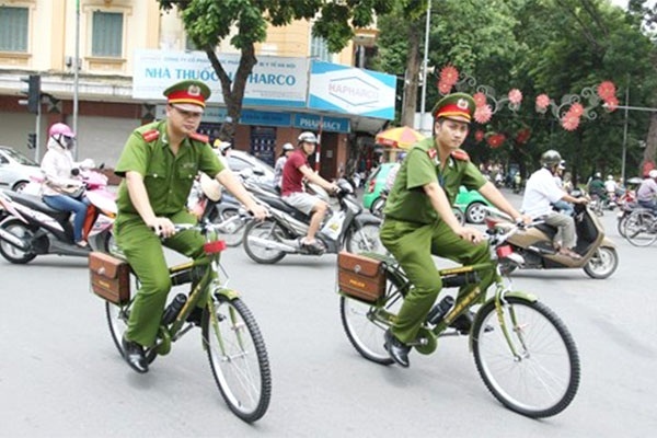 Canh sat dap xe truy duoi nghi pham hinh anh
