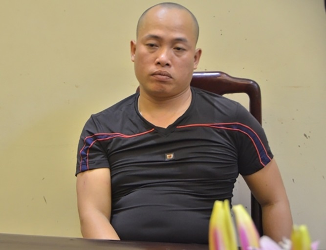 Canh sat no sung khong che tai xe oto gay tai nan lien hoan hinh anh