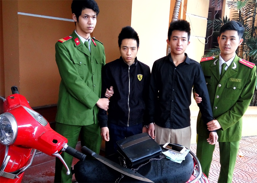 Vung dao doa chem de cuop xe may cua co gai luc rang sang hinh anh