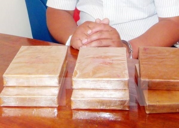Canh sat hoa trang pha duong day ma tuy cua ga thay cung hinh anh