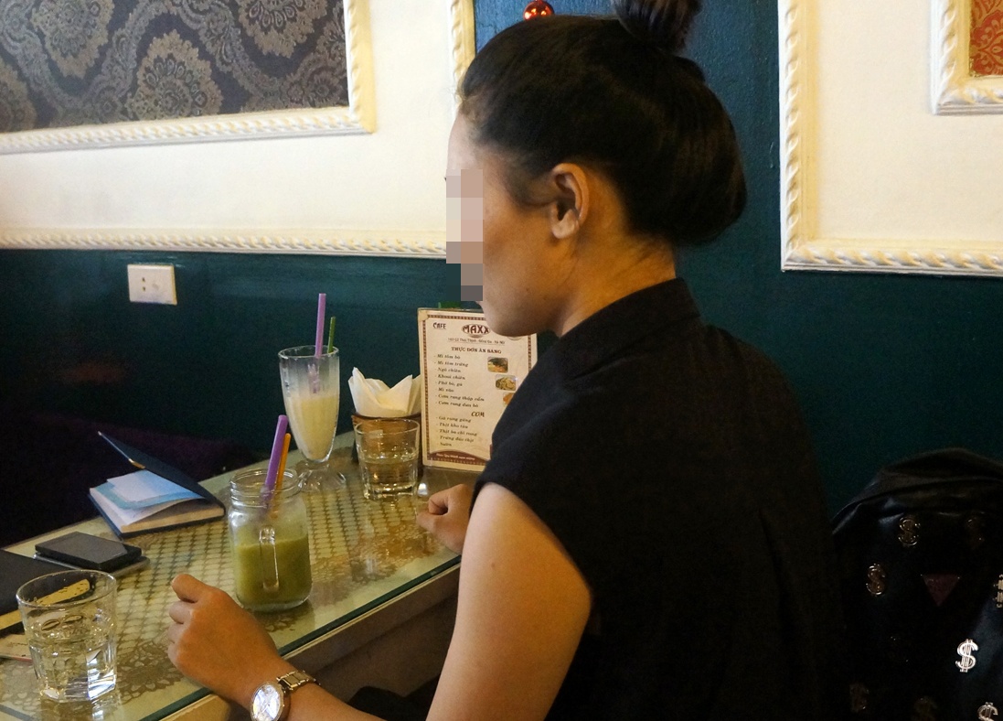 Loi ke co gai to cong an nho nuoc bot vao mat hinh anh