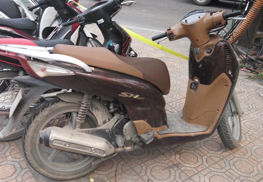 Nhom thanh nien di xe SH tang tru ma tuy, vu khi hinh anh