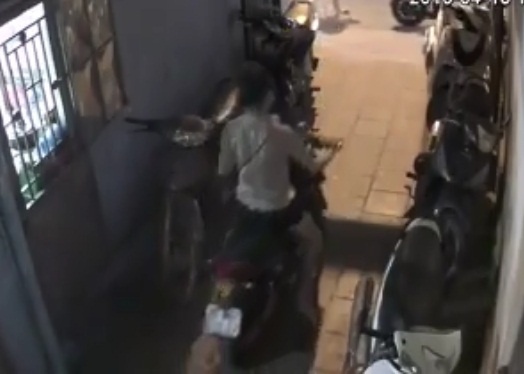 Camera ghi hinh ba nu tuoi teen nghi dan canh trom xe hinh anh