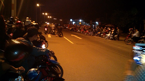 Canh sat vay nhom tu tap dua xe trong dem hinh anh