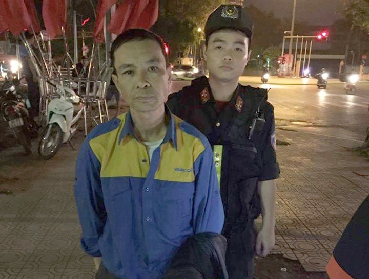 Canh sat co dong vay rap nguoi dan ong tung mang an hinh anh