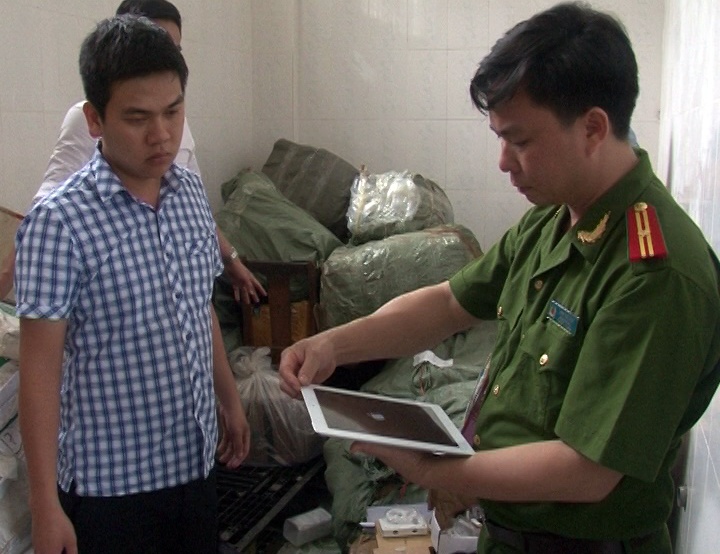 Hang tram dong ho, iPad va laptop lau trong kien vai hinh anh