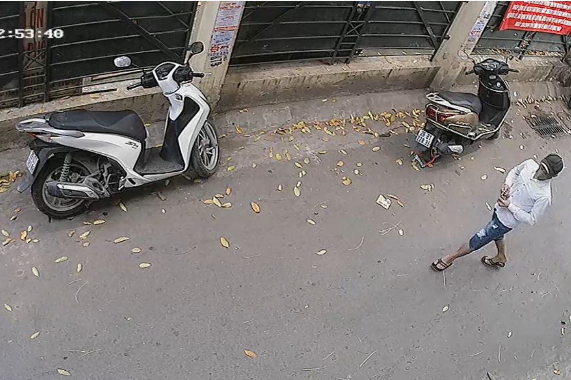 Clip trom be khoa xe SH trong ba giay o Ha Noi hinh anh