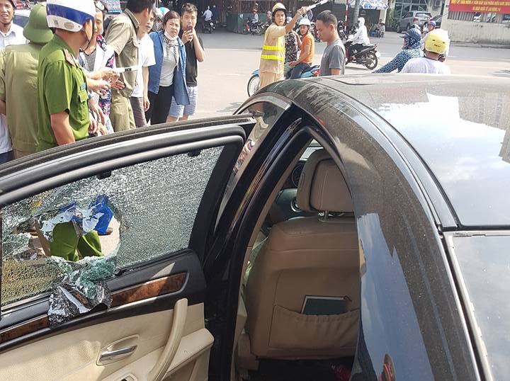 CSGT dap be kinh, cuu tai xe ngat trong chiec BMW hinh anh