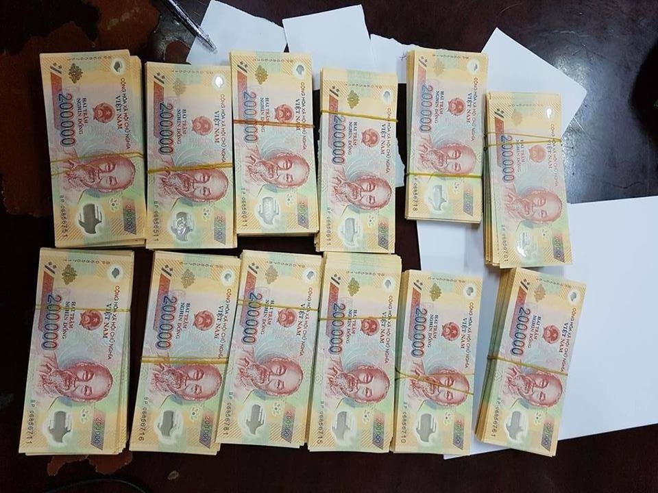 Canh sat mat phuc bat cap doi buon 500 trieu tien gia hinh anh