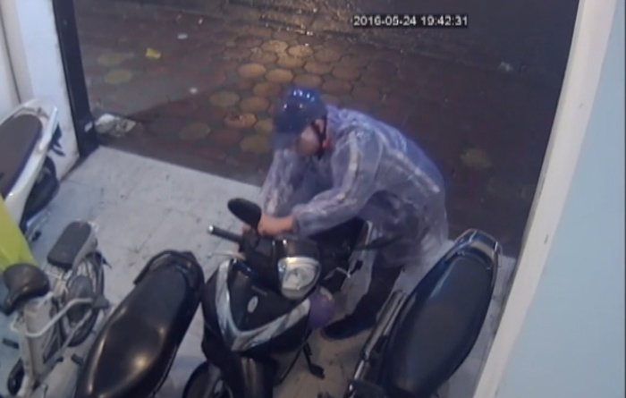 Doi nam nu di SH dan canh trom xe SH hinh anh