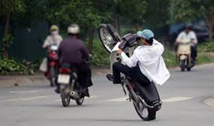 Nam sinh nghien can sa boc dau xe may tron canh sat hinh anh