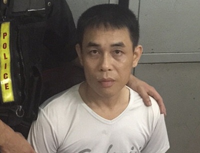 Nguoi dan ong giau nhieu loai ma tuy trong tui quan hinh anh