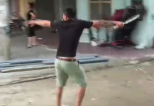 Thanh nien bi chem gan lia tay sau vu truy sat hinh anh