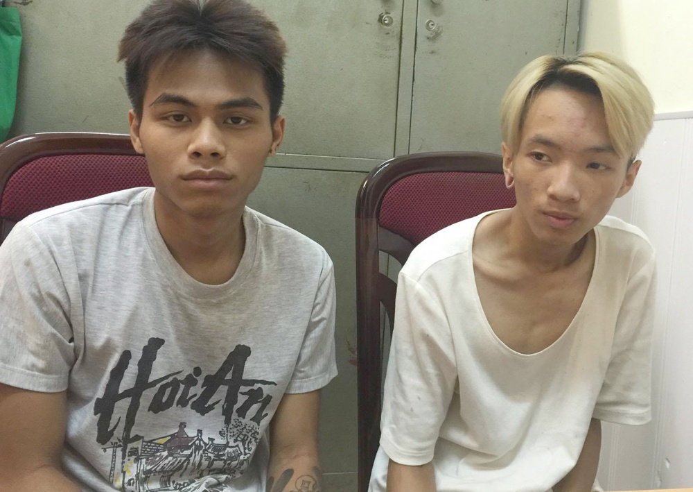 Cap doi bit mat dung dao cuop tien trong sieu thi hinh anh