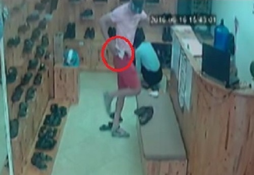 Nam thanh nien vo mua giay de trom smartphone hinh anh