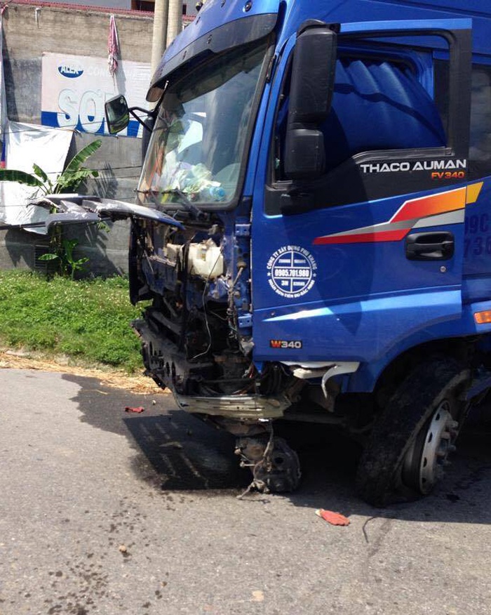 Xe con bi dam vang xuong song anh 2