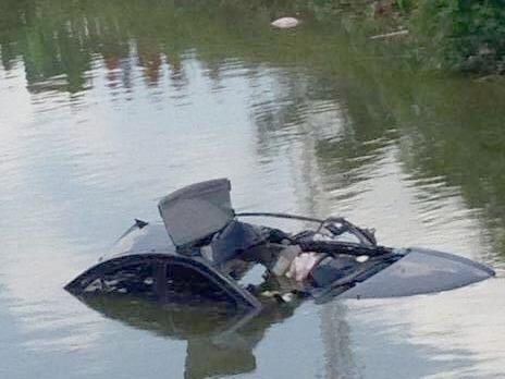 Xe con bi dam vang xuong song, tai xe tu vong hinh anh