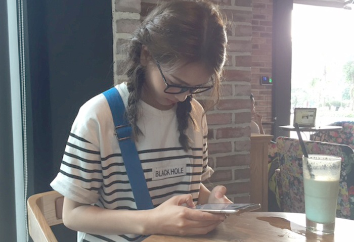 Nu MC bi dan canh trom tui xach anh 1