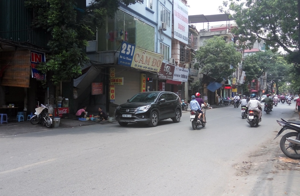 Nu MC to ke nghi trom tui xach cam dao de doa hinh anh