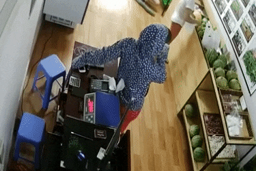 Clip nguoi phu nu vo mua hoa qua roi trom iPhone hinh anh