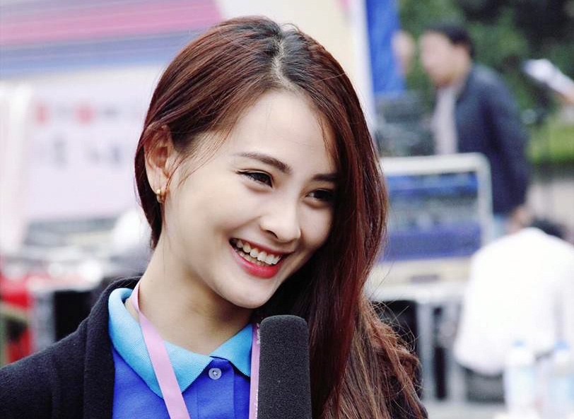 Nu MC truyen hinh truy duoi ten trom qua nhieu pho hinh anh