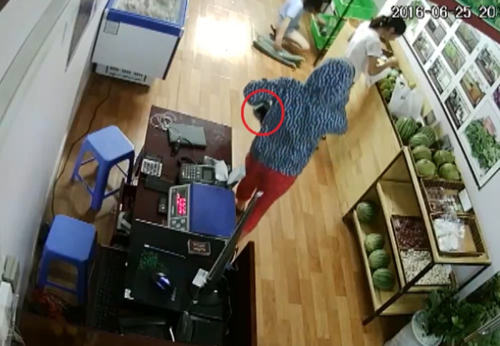 Clip nguoi phu nu trom iPhone trong cua hang thuc pham hinh anh