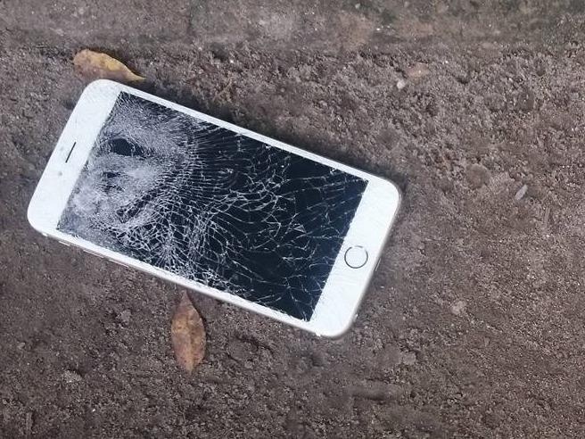 Giat phu hieu, dap vo iPhone 6 cua CSGT hinh anh