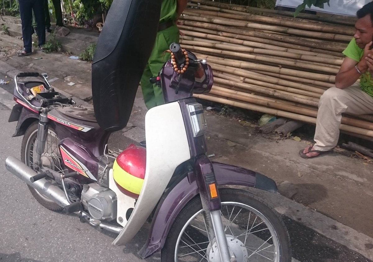 đập vỡ iPhone 6 của CSGT ảnh 2 dap vo iPhone 6 cua CSGT anh 2