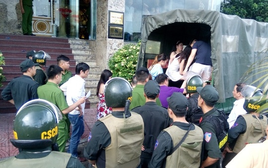 dot kich bar Ruby anh 8