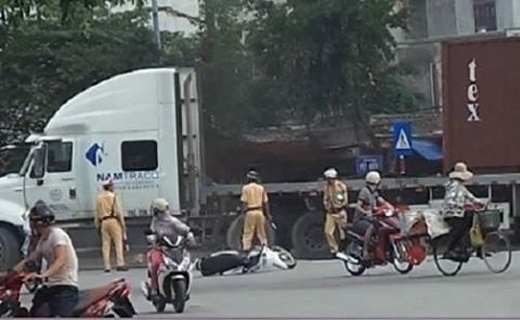 Tai xe lai xe dau keo huc do xe cong vu, day nga CSGT hinh anh