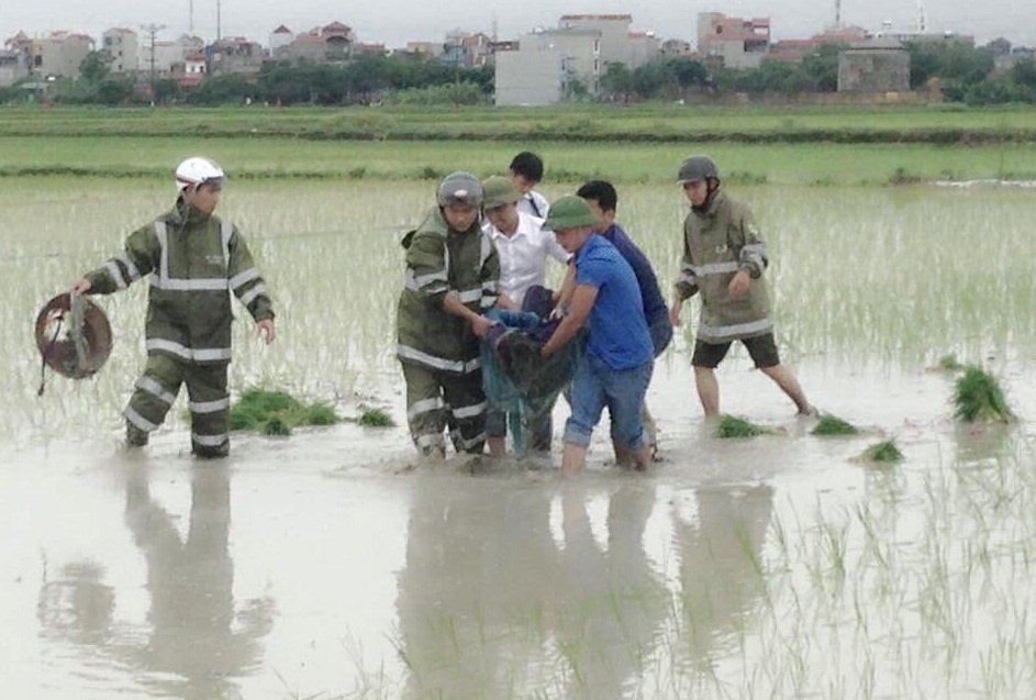 Nguoi phu nu cay thue bi set danh tu vong giua dong hinh anh