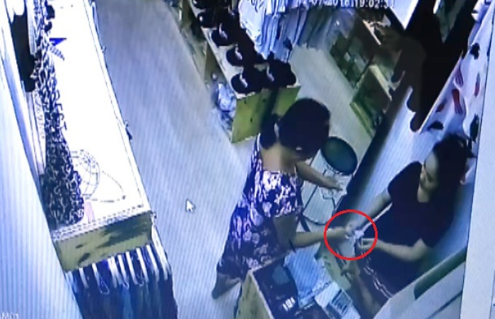Ba lao bi to 'thoi mien' nu nhan vien shop de lay tien hinh anh
