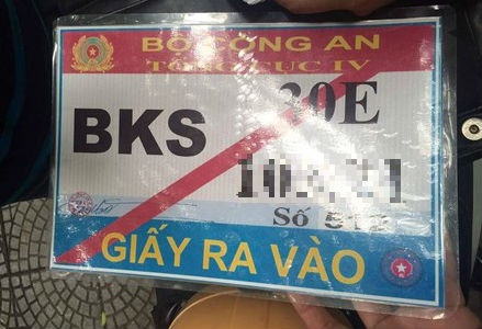 CSGT de xuat xu ly oto gan phu hieu Bo Cong an trai le hinh anh
