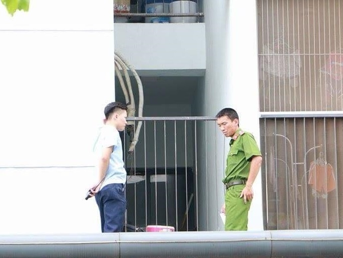 bé trai rơi ở chung cư Rainbow ảnh 1 be trai roi o chung cu Rainbow anh 1