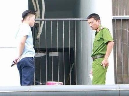 Be trai roi tu tang 11 khi o nha mot minh hinh anh