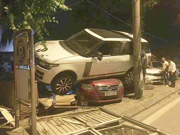 Range Rover dam sap bot bao ve, lao len noc 2 oto khac hinh anh