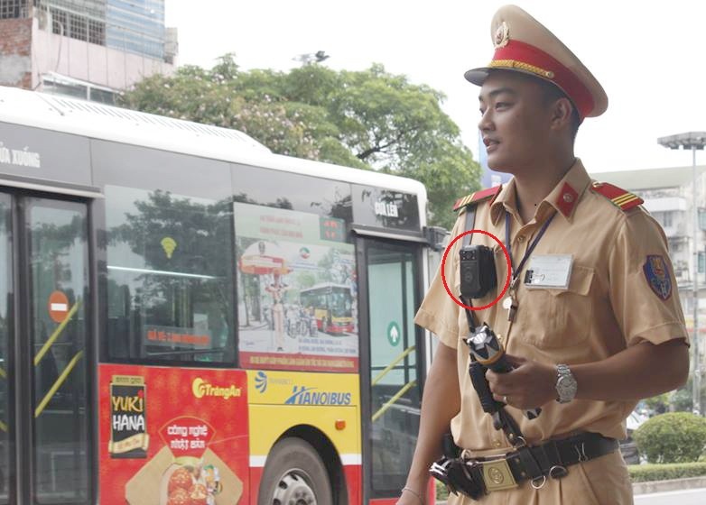 Canh sat giao thong gan camera len ao khi lam nhiem vu hinh anh