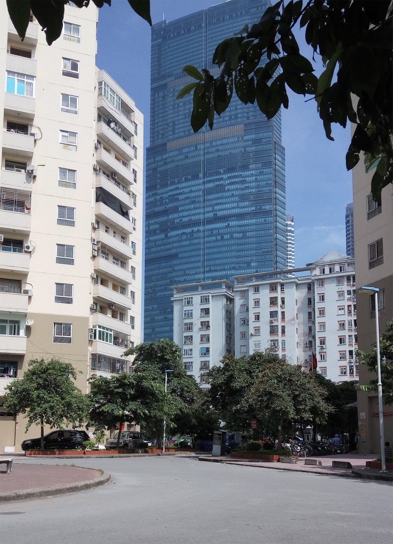 Hanh hung ban gai cu anh 1