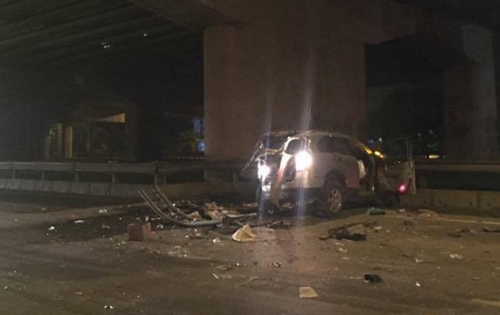 Oto 7 cho bay khoi duong tren cao, tai xe tu vong tai cho hinh anh