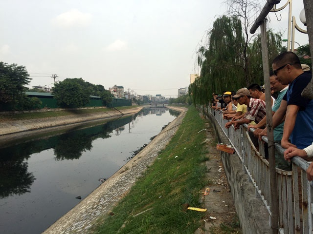 Thi the co gai noi tren song To Lich luc sang som hinh anh