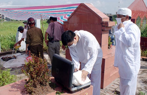 Mang tu thi bi dam den dat giua nha nghi pham hinh anh