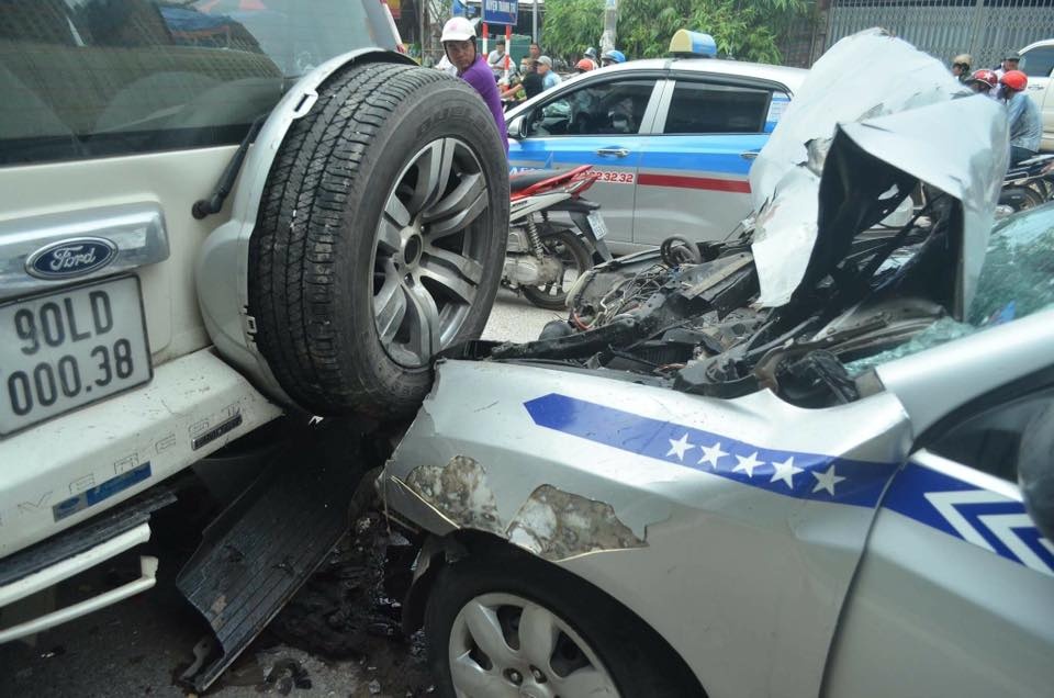 4 oto dam nhau, duong vanh dai Ha Noi un tac hinh anh