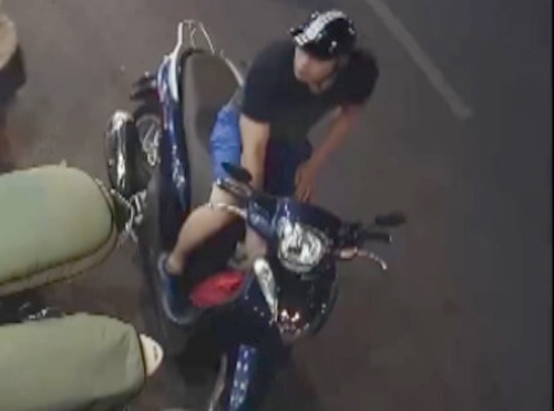 Clip thanh nien be khoa xe SH trong 2 giay o Ha Noi hinh anh