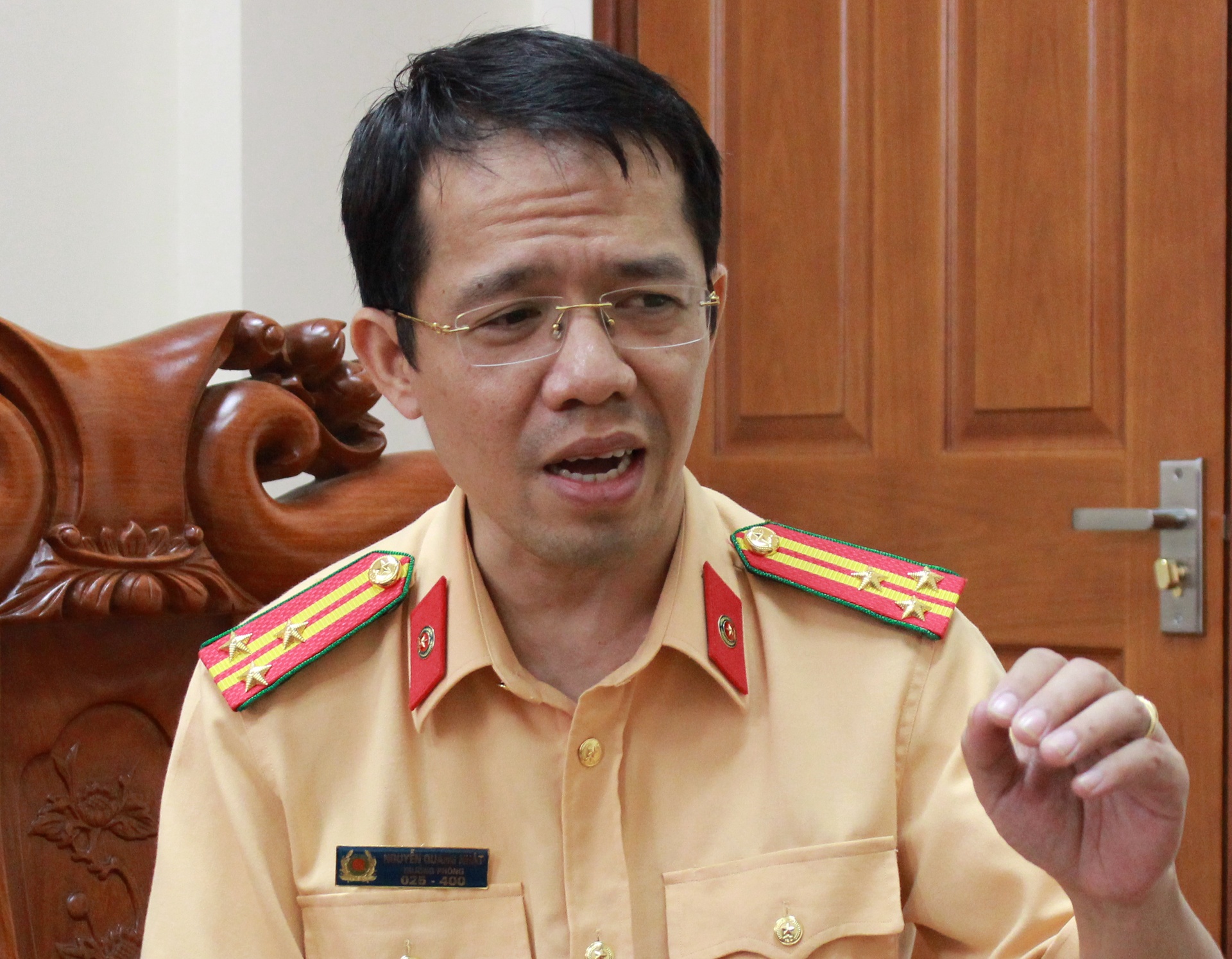 Cuc CSGT: Tranh cai ve den vang la chua hieu luat hinh anh